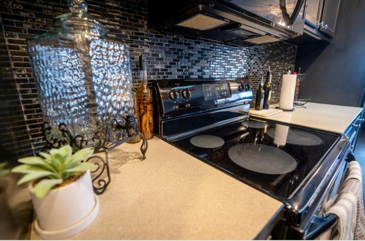 Brooklynn'S Bay, Elegant Lakefront Condo Retreat Hot Springs Exterior photo